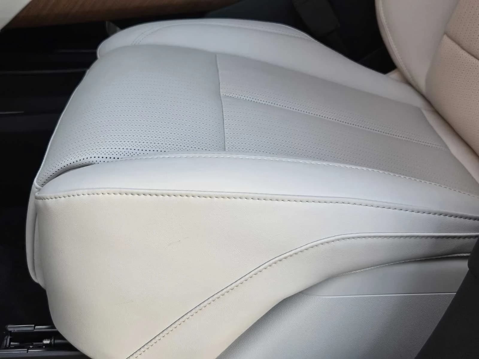 Cadillac VISTIQ Luxury AWD 4dr 2027 — side view