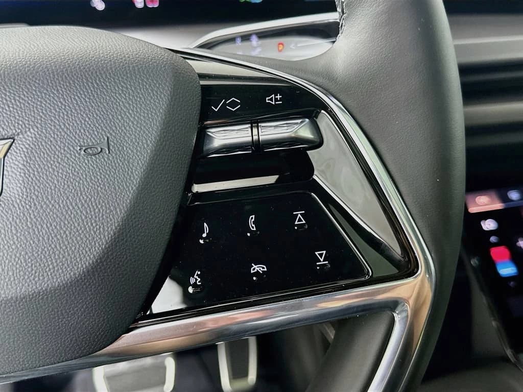 Cadillac VISTIQ Luxury AWD 4dr 2026 — side view