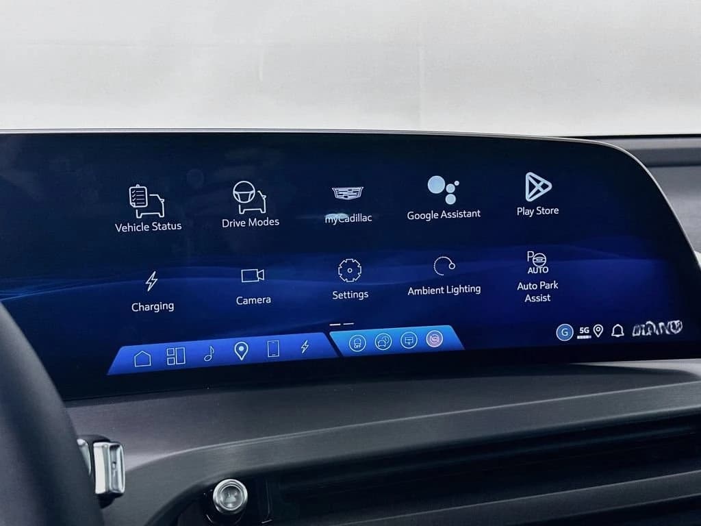 Cadillac VISTIQ Luxury AWD 4dr 2026 — side view