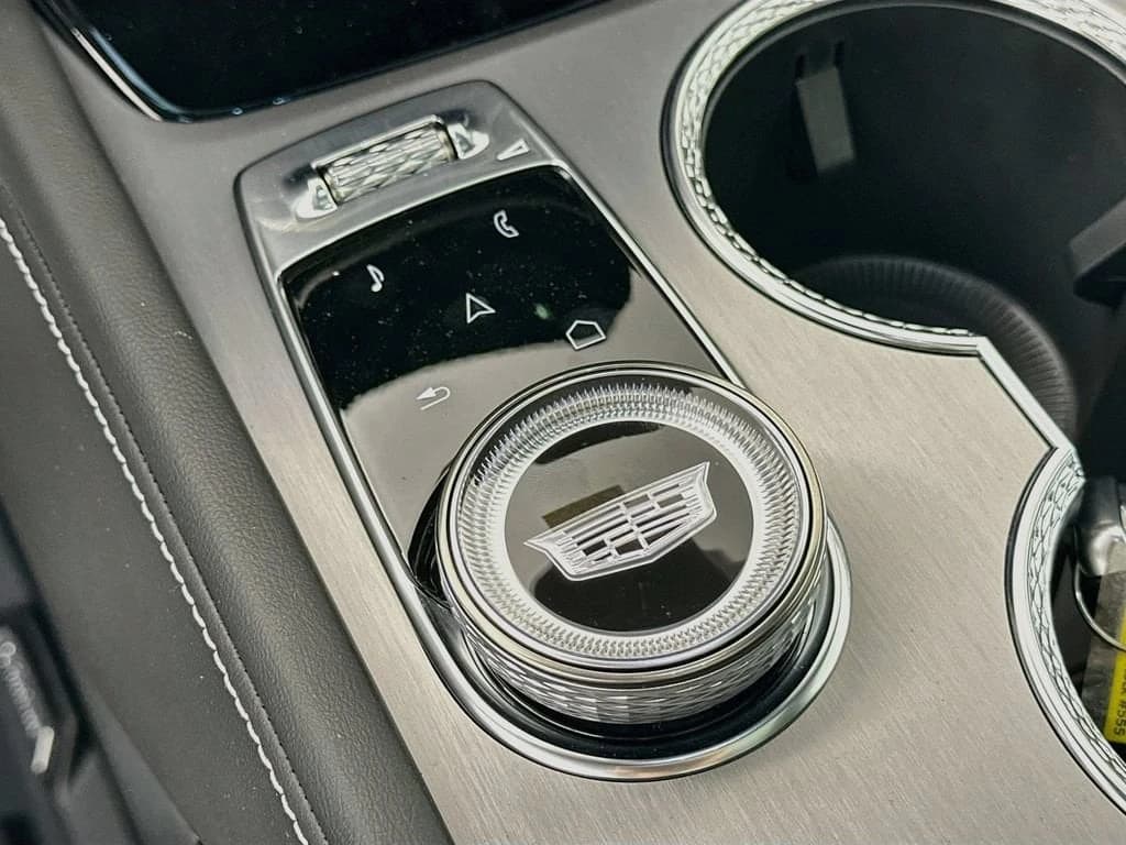 Cadillac VISTIQ Luxury AWD 4dr 2026 — side view