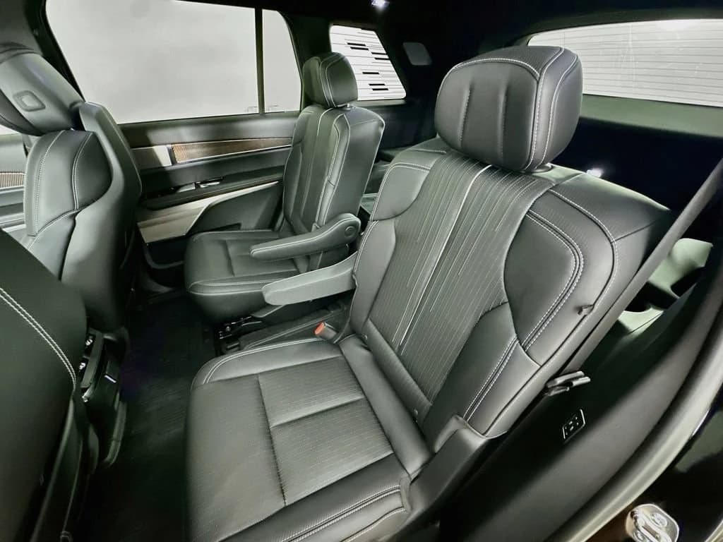 Cadillac VISTIQ Luxury AWD 4dr 2026 — side view