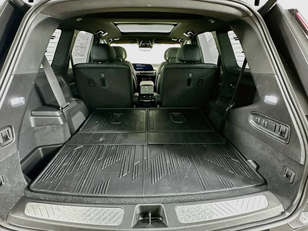 Cadillac VISTIQ Luxury AWD 4dr 2026 — side view