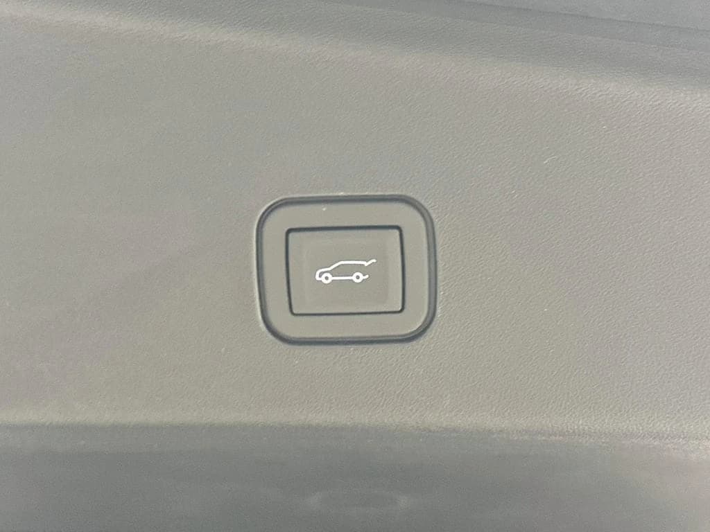 Cadillac VISTIQ Luxury AWD 4dr 2026 — side view