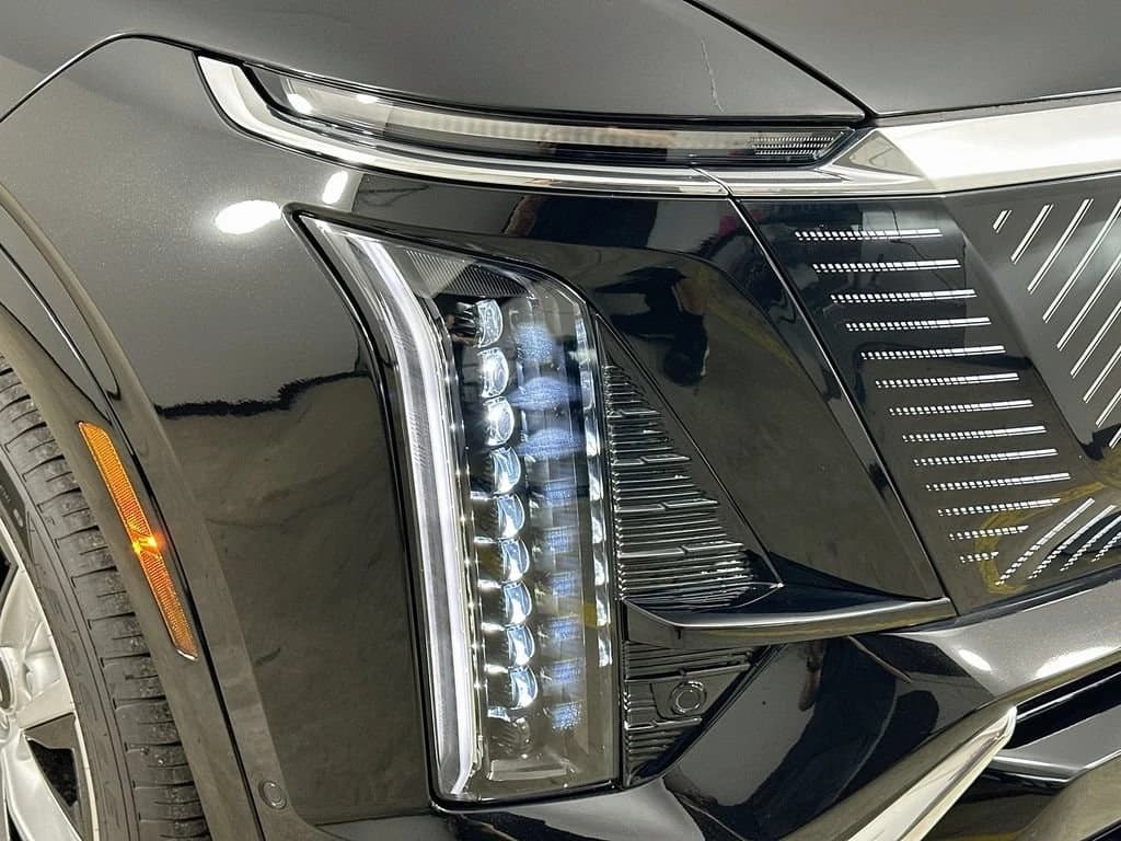 Cadillac VISTIQ Luxury AWD 4dr 2026 — side view