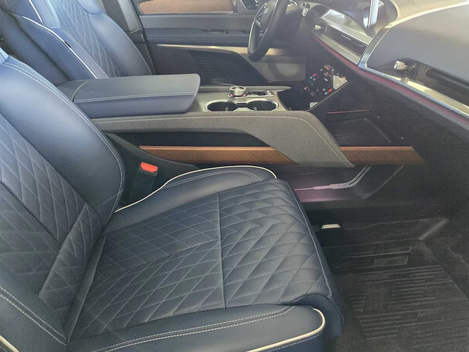 Cadillac VISTIQ Premium Luxury AWD 4dr 2026 — side view