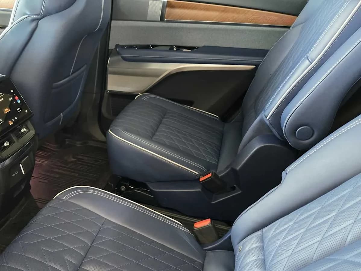 Cadillac VISTIQ Premium Luxury AWD 4dr 2026 — side view
