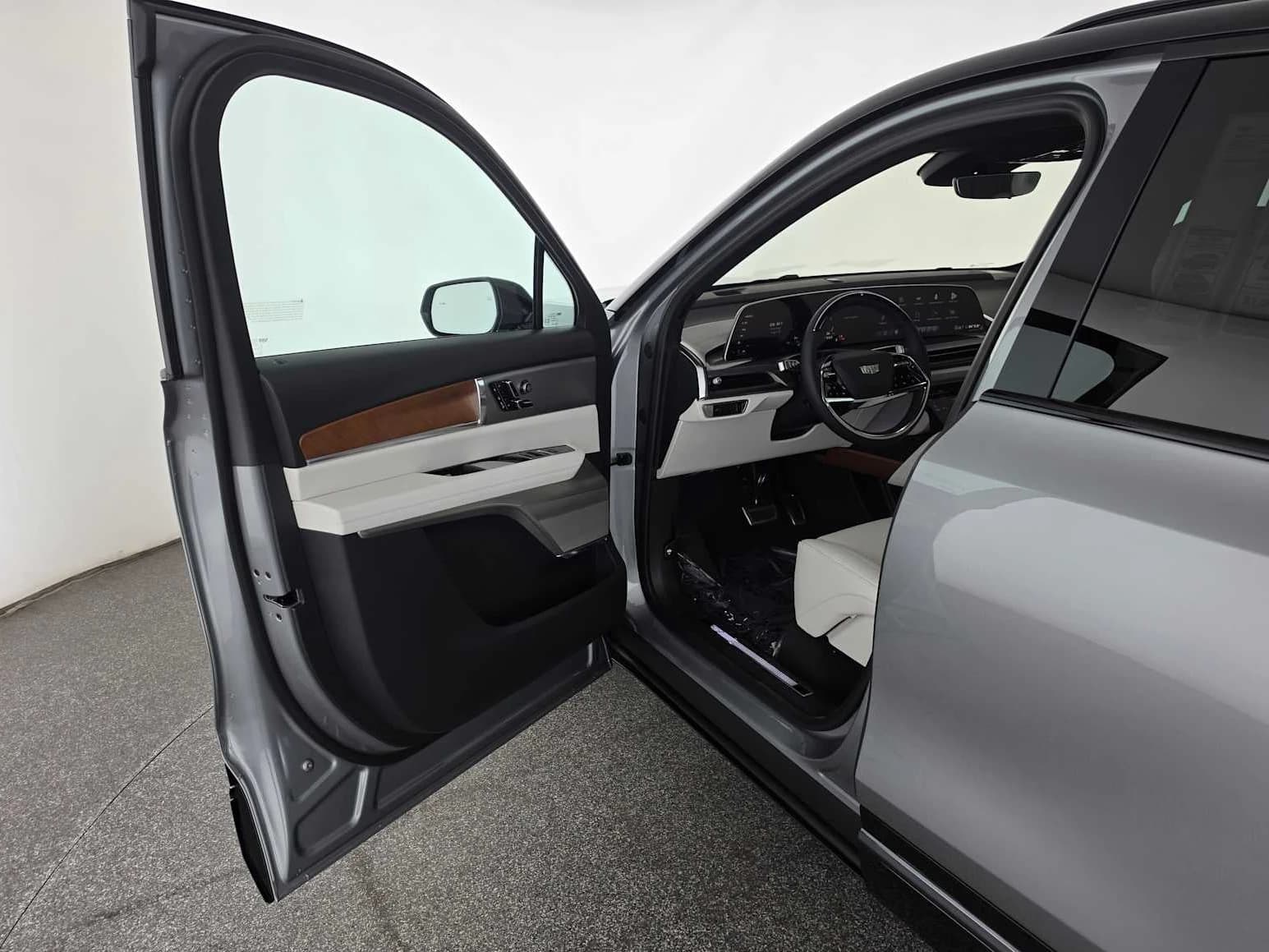 Cadillac VISTIQ Sport AWD 4dr 2027 — side view
