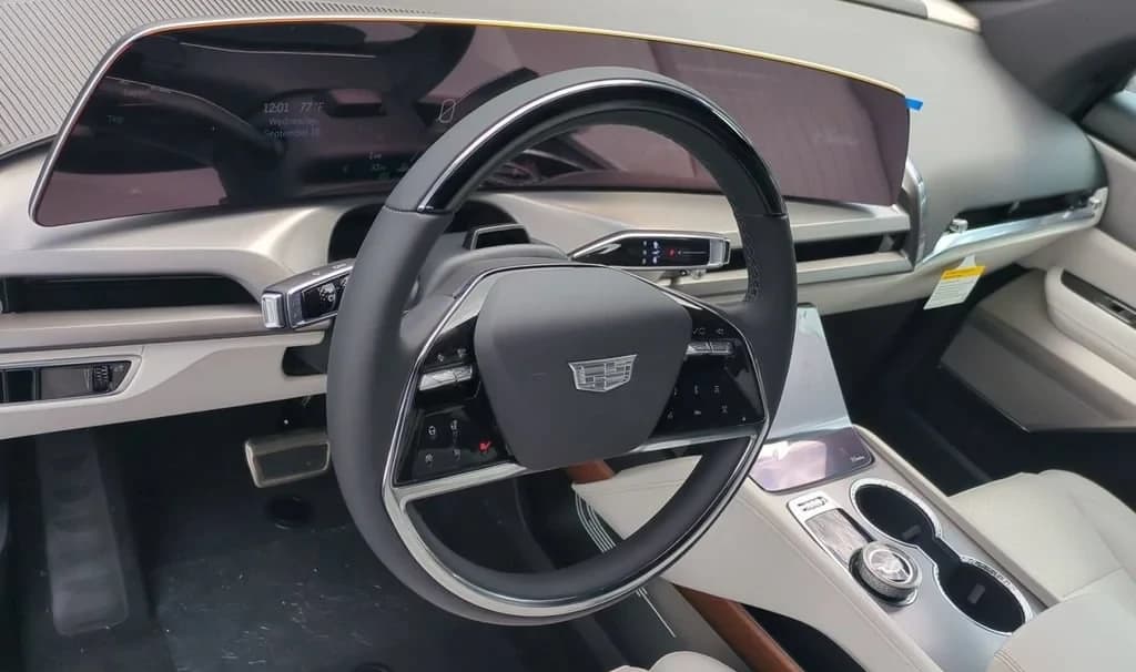 Cadillac VISTIQ Sport AWD 4dr 2027 — side view