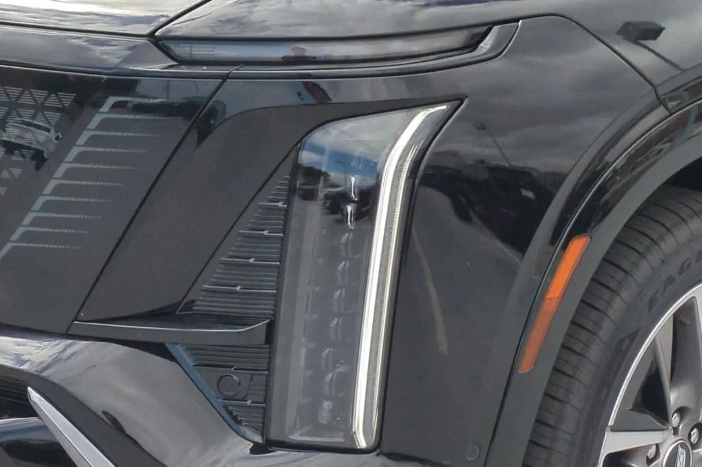 Cadillac VISTIQ Sport AWD 4dr 2027 — side view