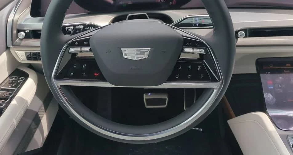 Cadillac VISTIQ Sport AWD 4dr 2027 — side view