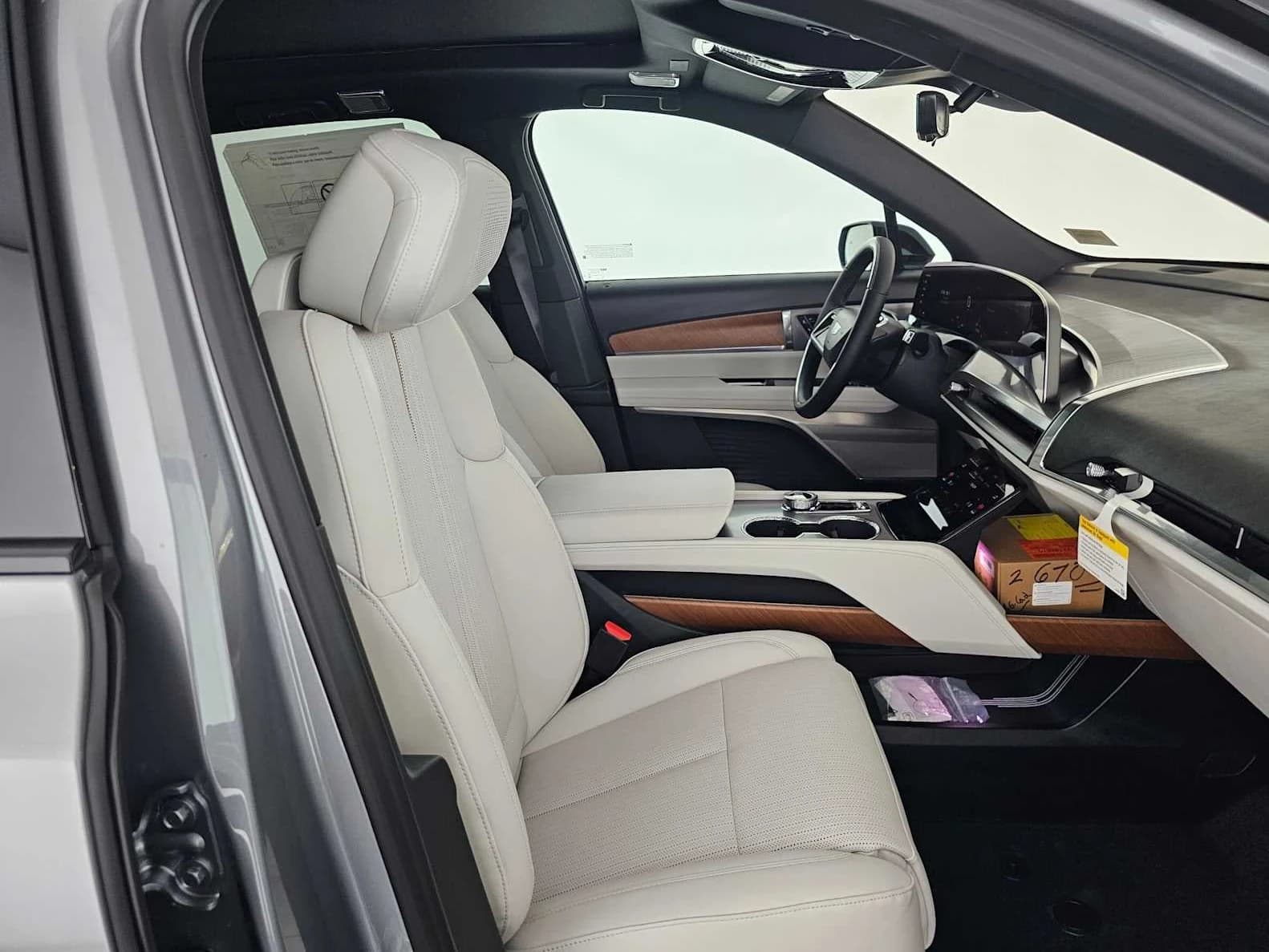 Cadillac VISTIQ Sport AWD 4dr 2027 — side view