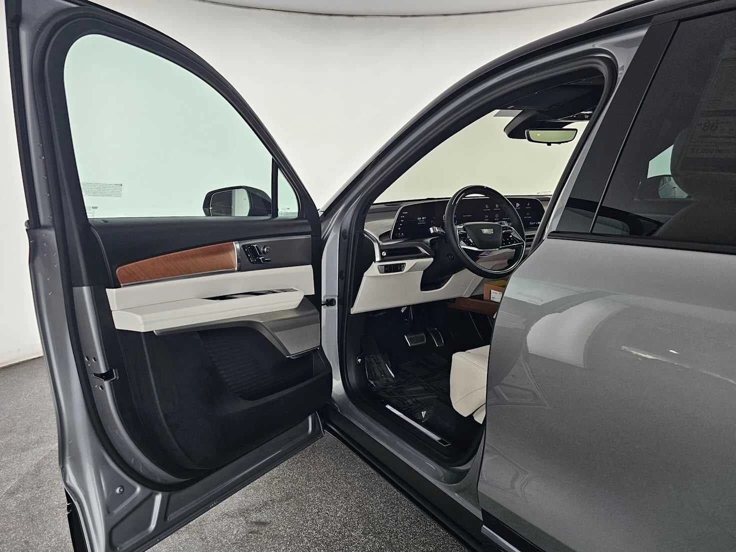 Cadillac VISTIQ Sport AWD 4dr 2027 — side view