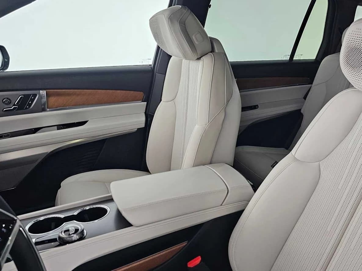 Cadillac VISTIQ Sport AWD 4dr 2027 — side view