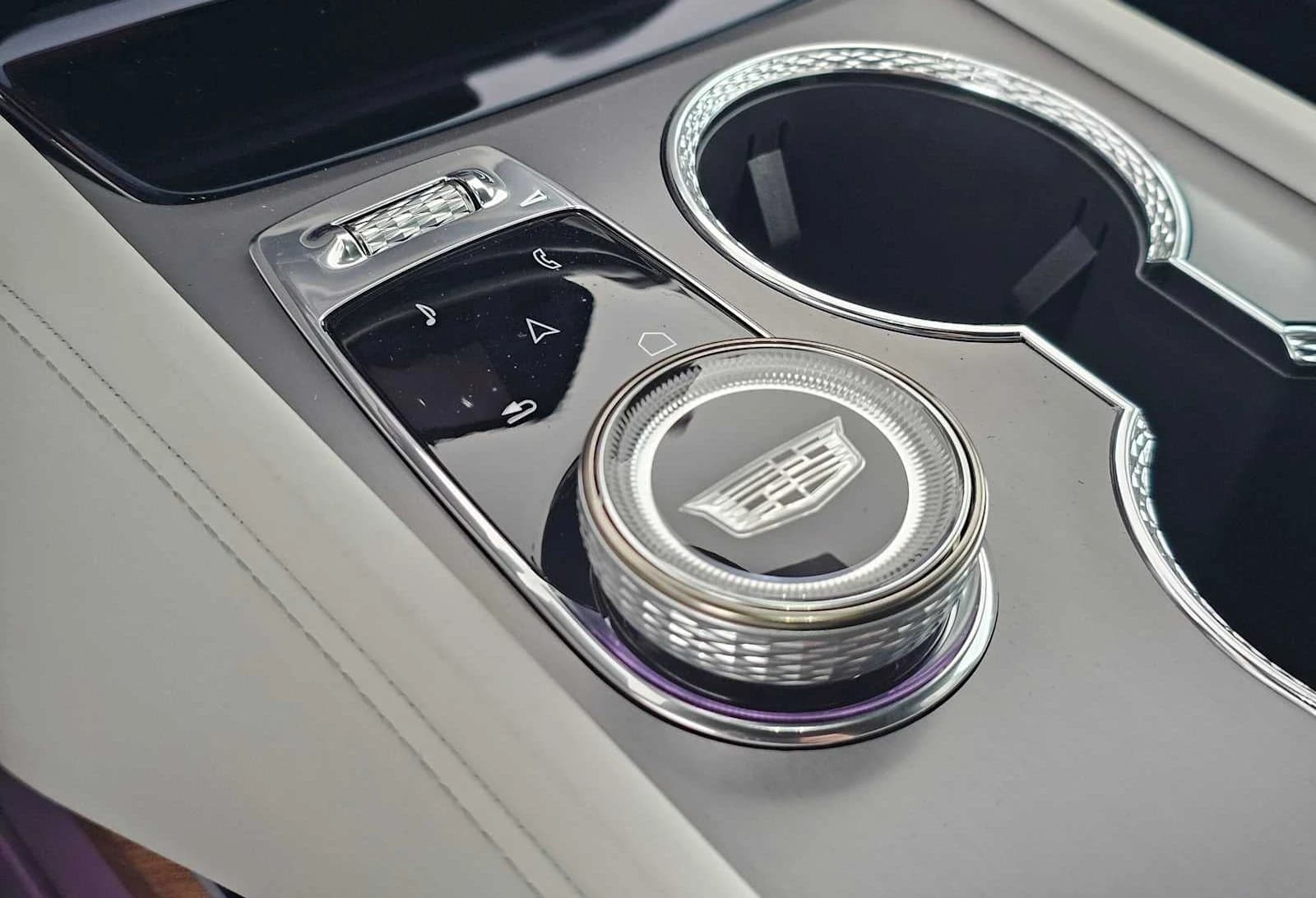 Cadillac VISTIQ Sport AWD 4dr 2027 — side view