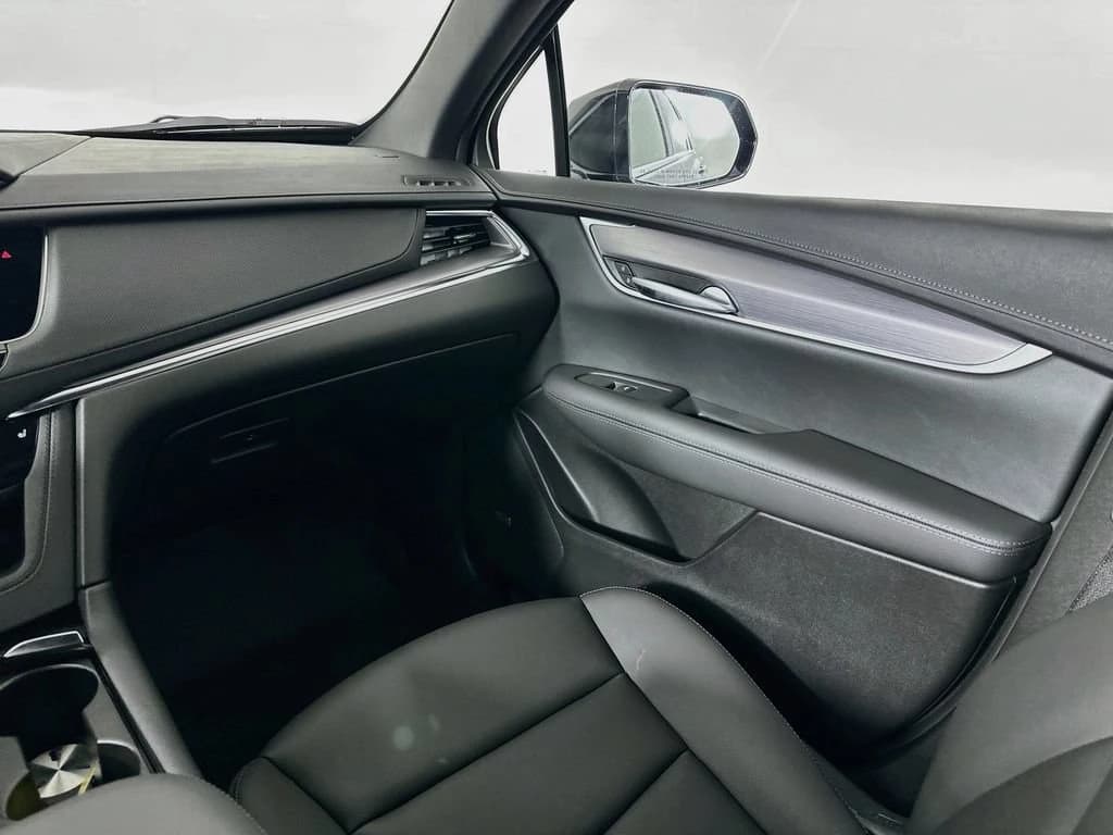 Cadillac XT5 FWD Luxury 4dr 2026 — side view