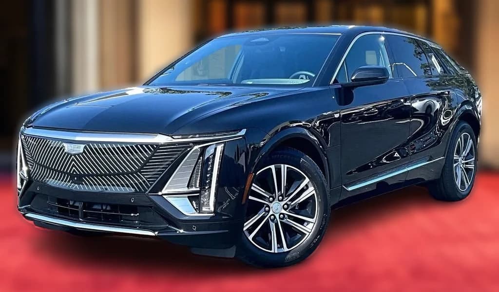 Cadillac LYRIQ Luxury 4dr 2026 — side view