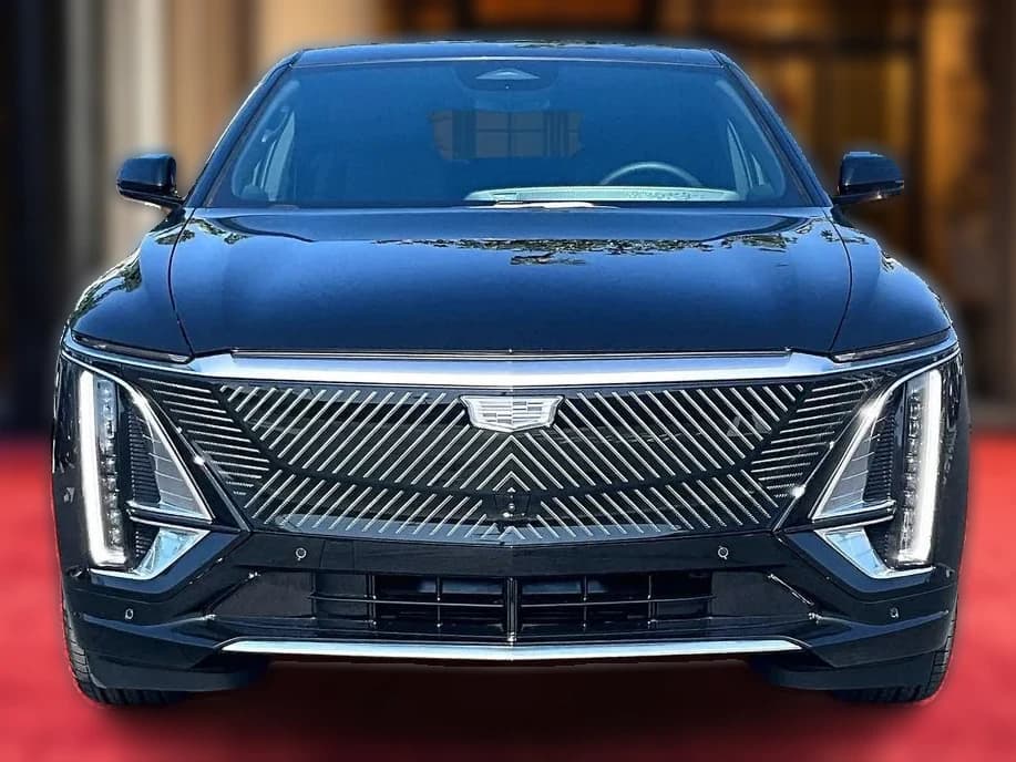Cadillac LYRIQ Luxury 4dr 2026 — side view