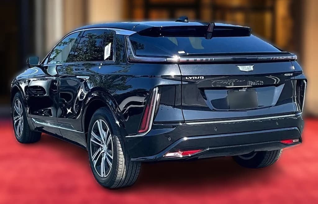 Cadillac LYRIQ Luxury 4dr 2026 — side view