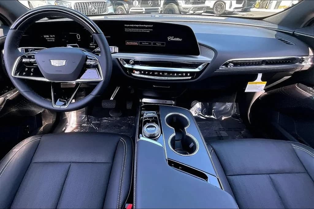 Cadillac LYRIQ Luxury 4dr 2026 — side view