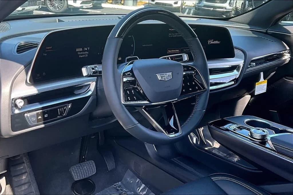 Cadillac LYRIQ Luxury 4dr 2026 — side view