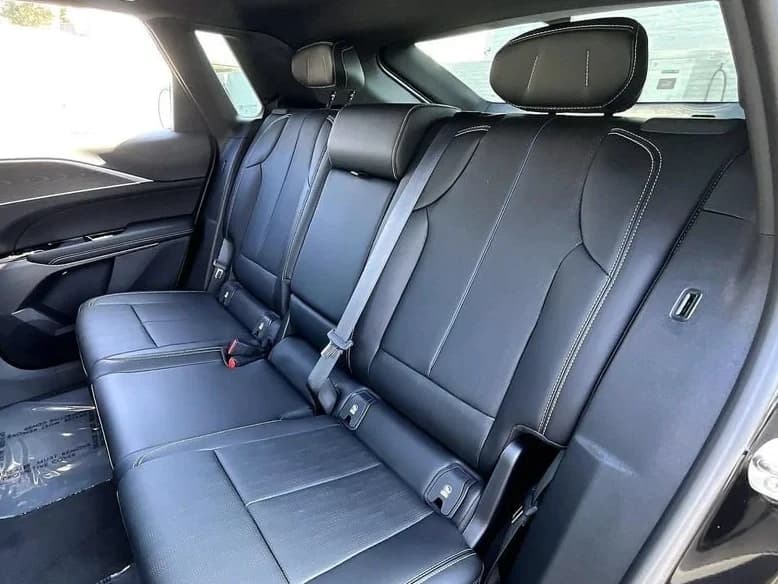 Cadillac LYRIQ Luxury 4dr 2026 — side view