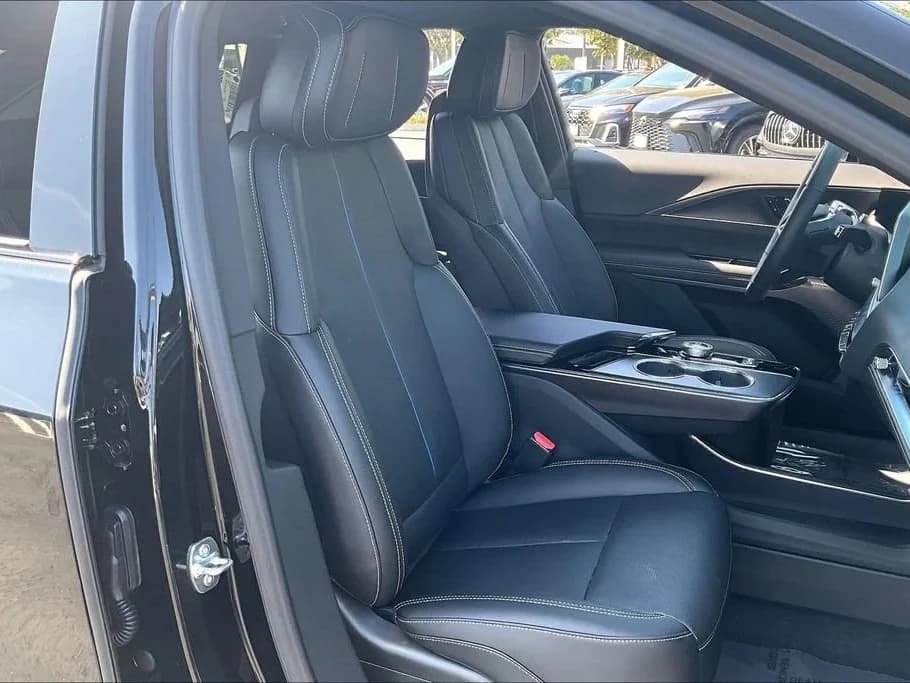 Cadillac LYRIQ Luxury 4dr 2026 — side view