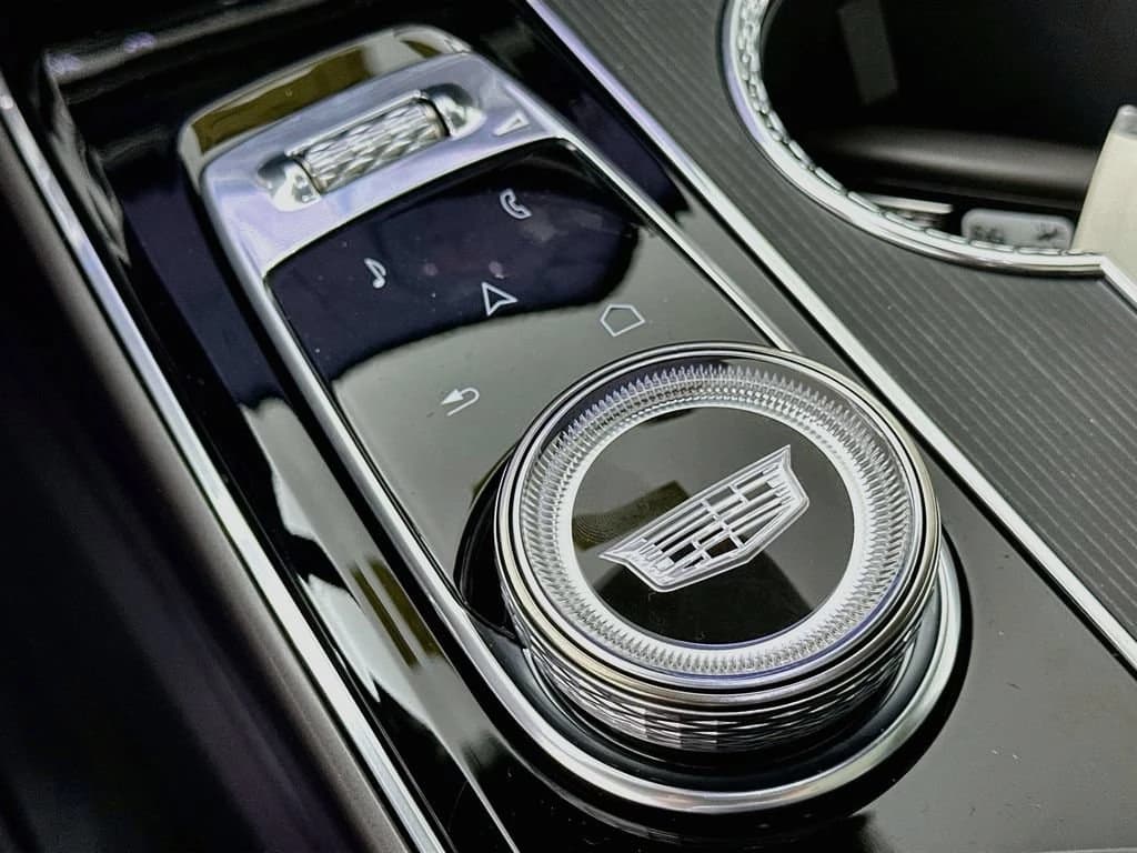 Cadillac LYRIQ Luxury 4dr 2026 — side view