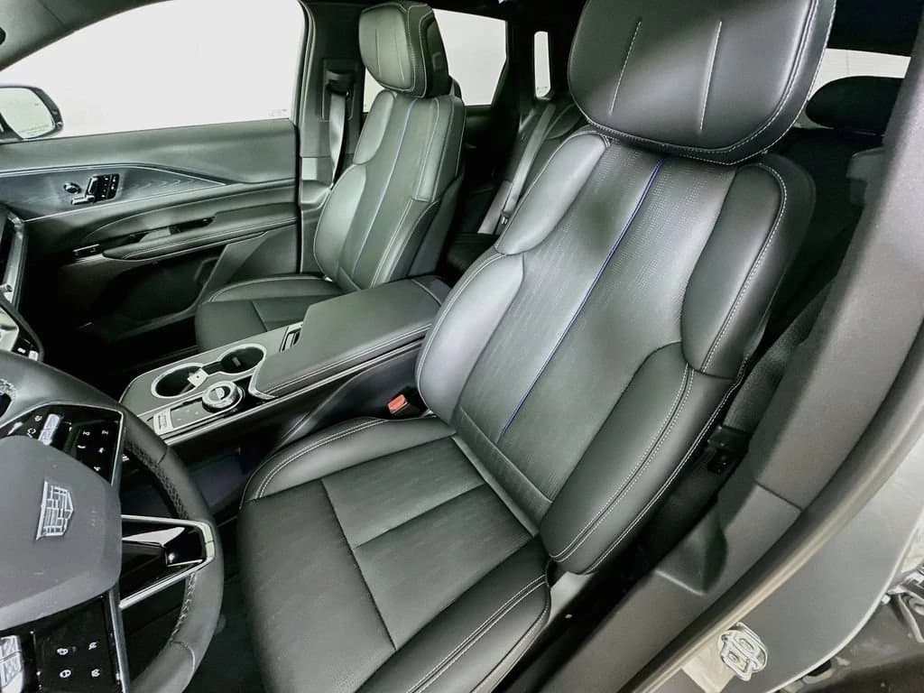 Cadillac LYRIQ Luxury 4dr 2026 — side view