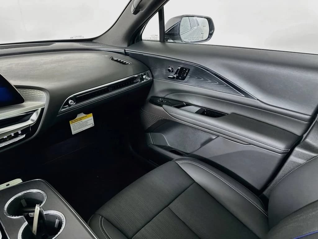 Cadillac LYRIQ Luxury 4dr 2026 — side view