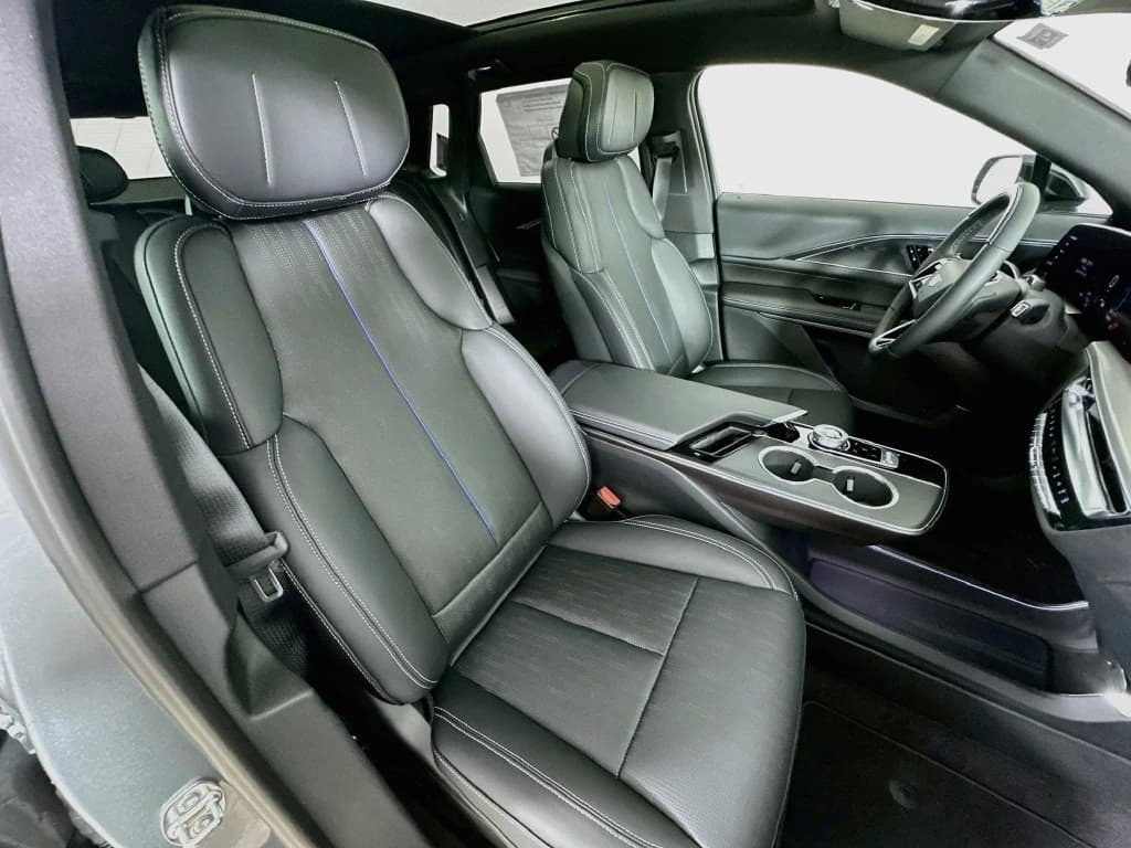 Cadillac LYRIQ Luxury 4dr 2026 — side view