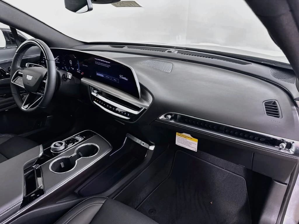 Cadillac LYRIQ Luxury 4dr 2026 — side view