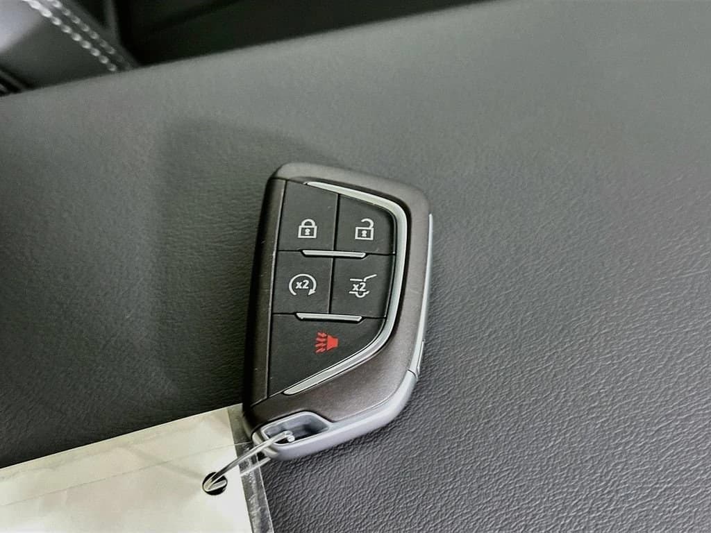 Cadillac LYRIQ Luxury 4dr 2026 — side view