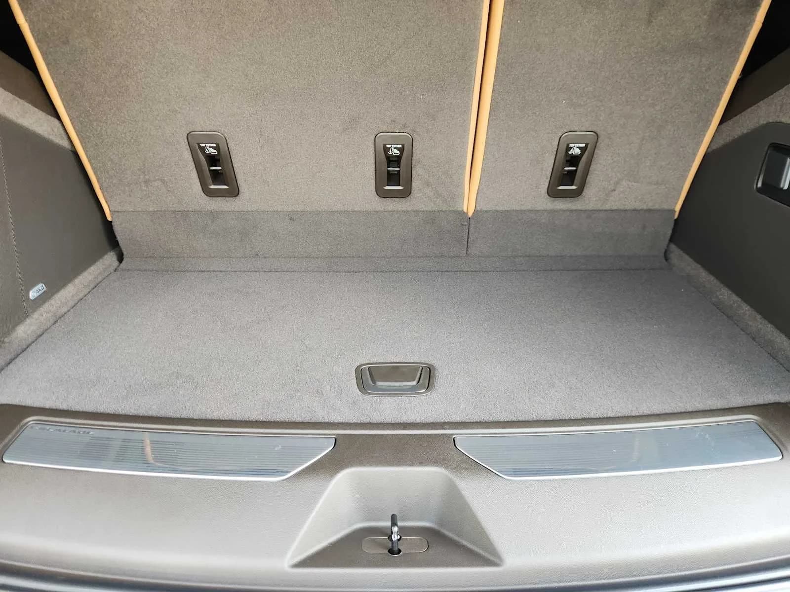 Cadillac Escalade RWD Luxury 4dr 2026 — side view