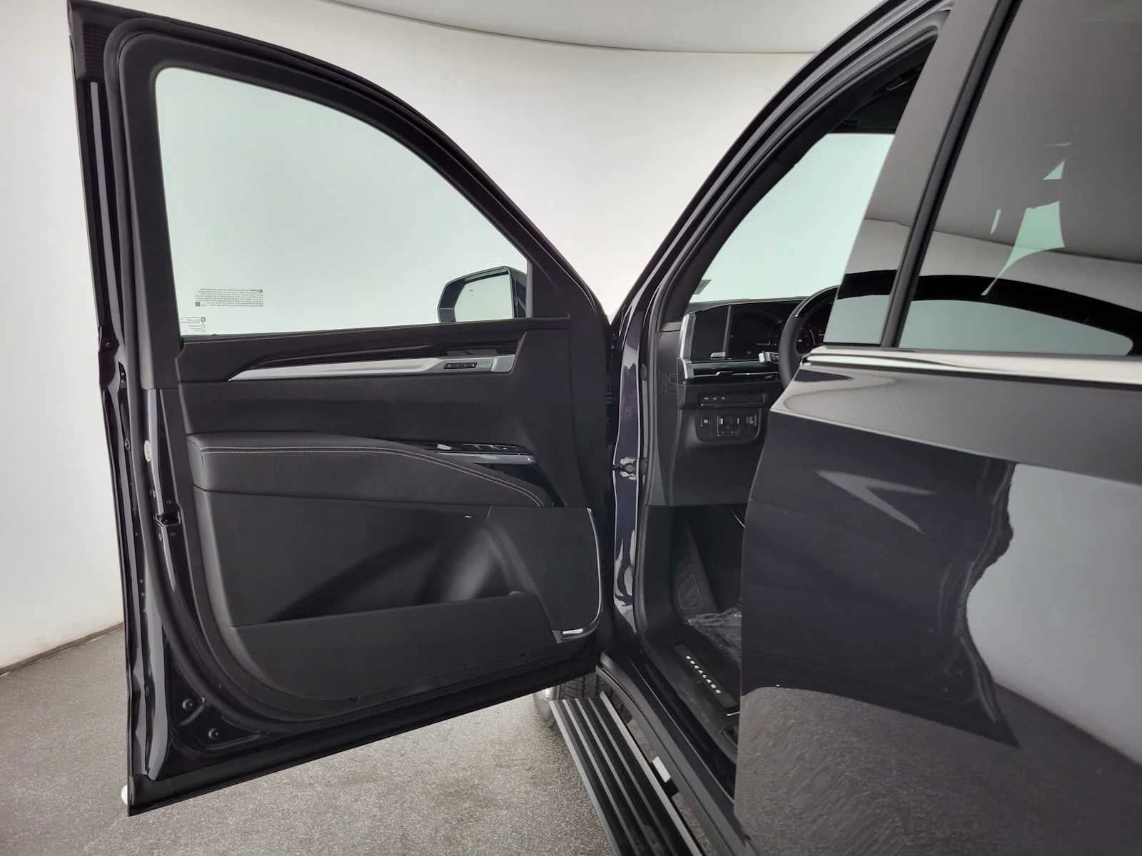 Cadillac Escalade 2WD Luxury 4dr 2027 — side view
