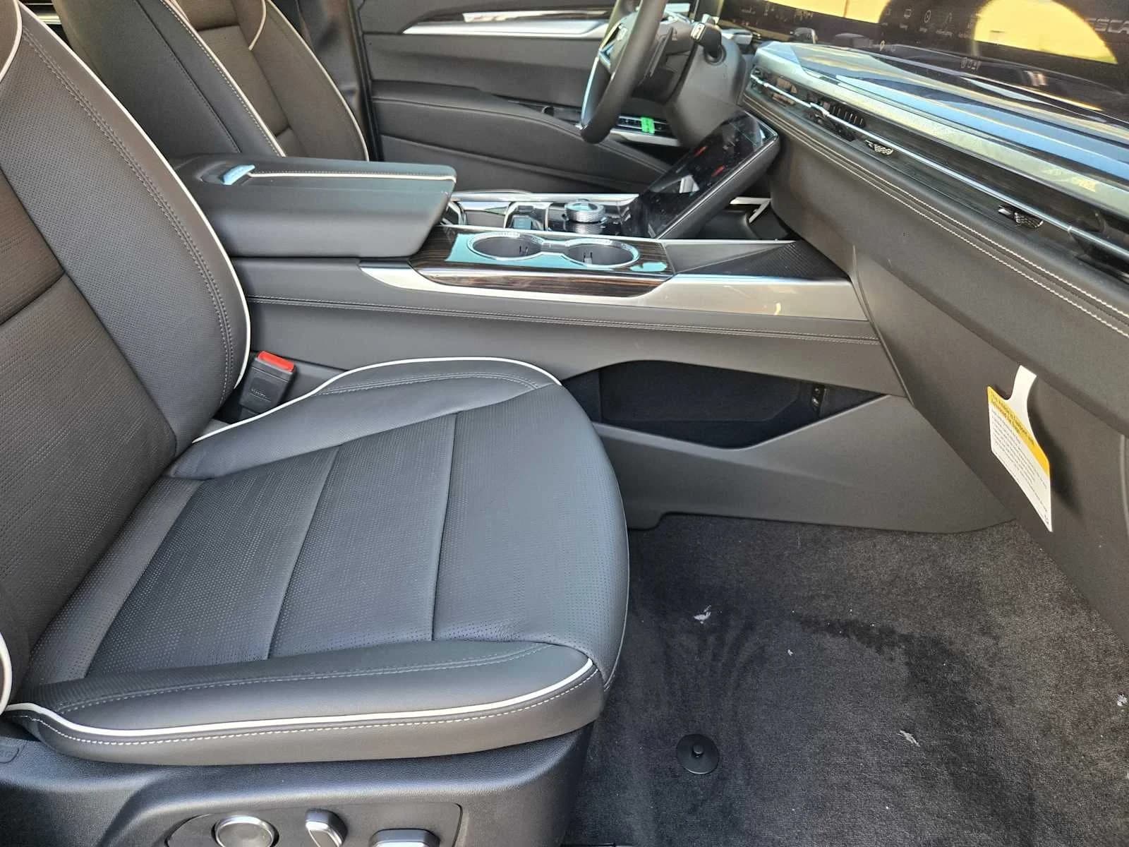 Cadillac Escalade 4WD Luxury 4dr 2026 — side view