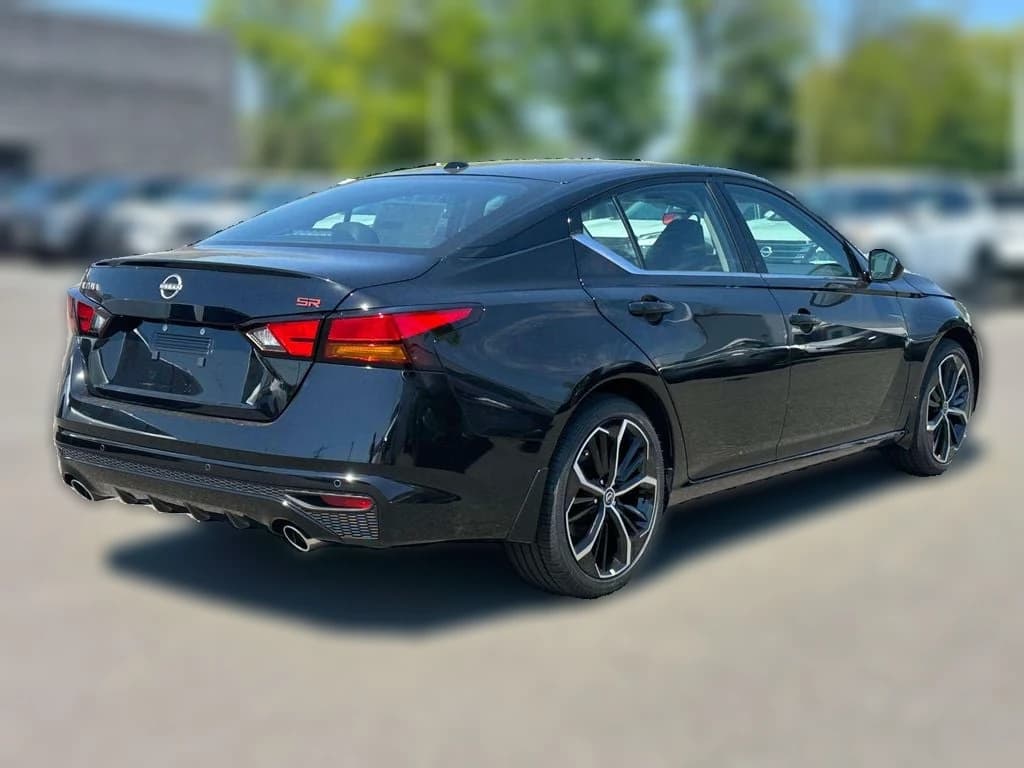 Nissan Altima SR FWD 2026 — side view