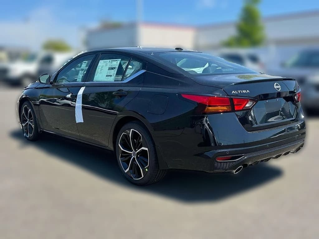 Nissan Altima SR FWD 2026 — side view