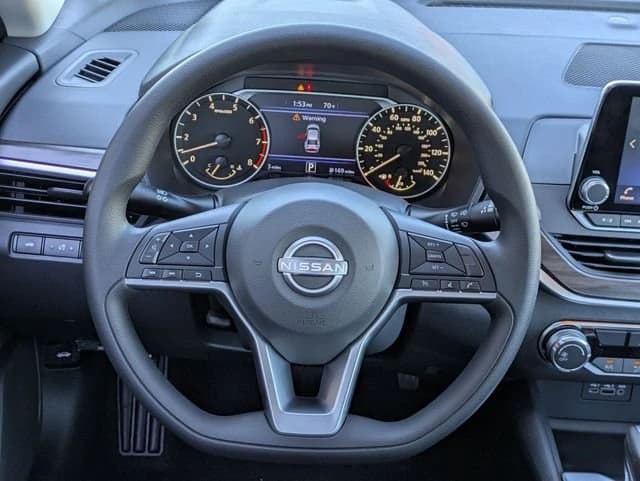 Nissan Altima SV FWD 2025 — side view
