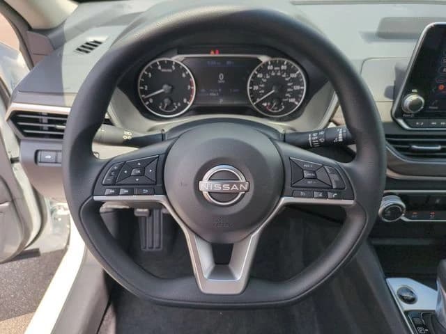 Nissan Altima SV FWD 2026 — side view