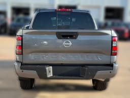 Nissan Frontier SV Crew Cab 4x2 2027 — side view