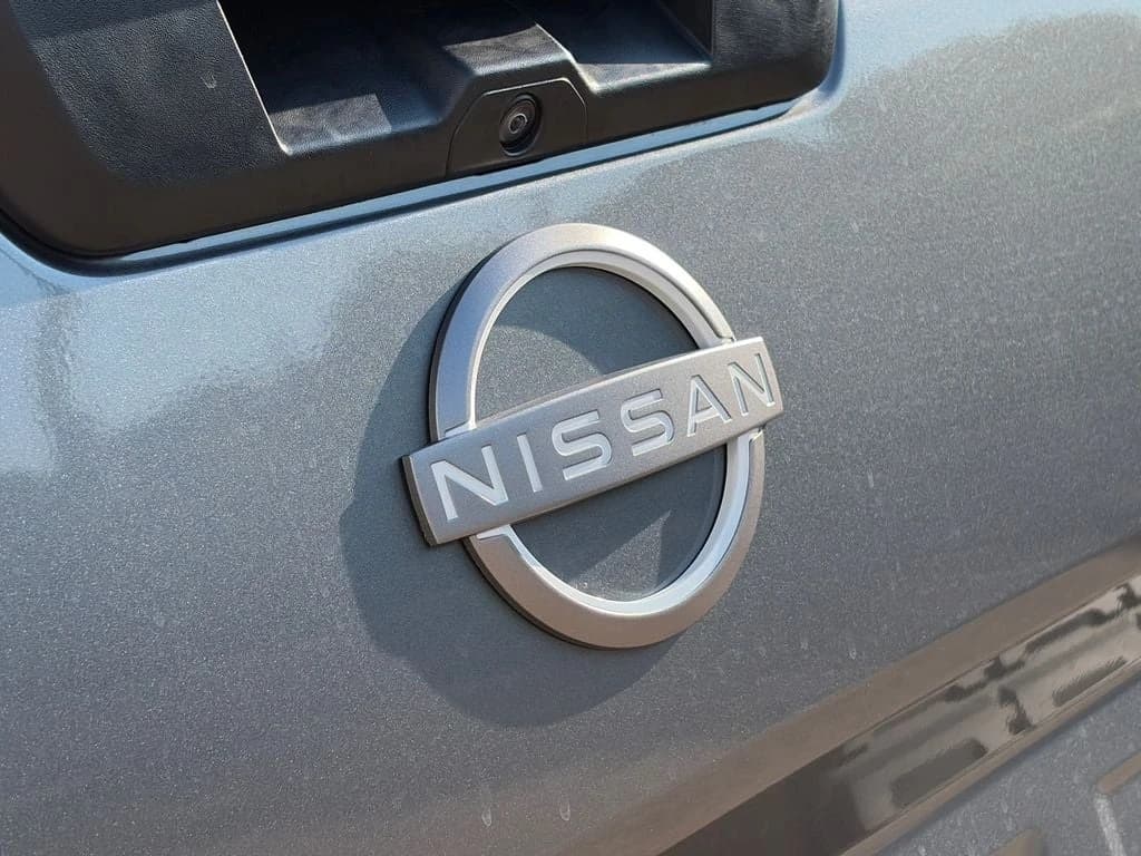 Nissan Frontier SV Crew Cab 4x2 2027 — side view
