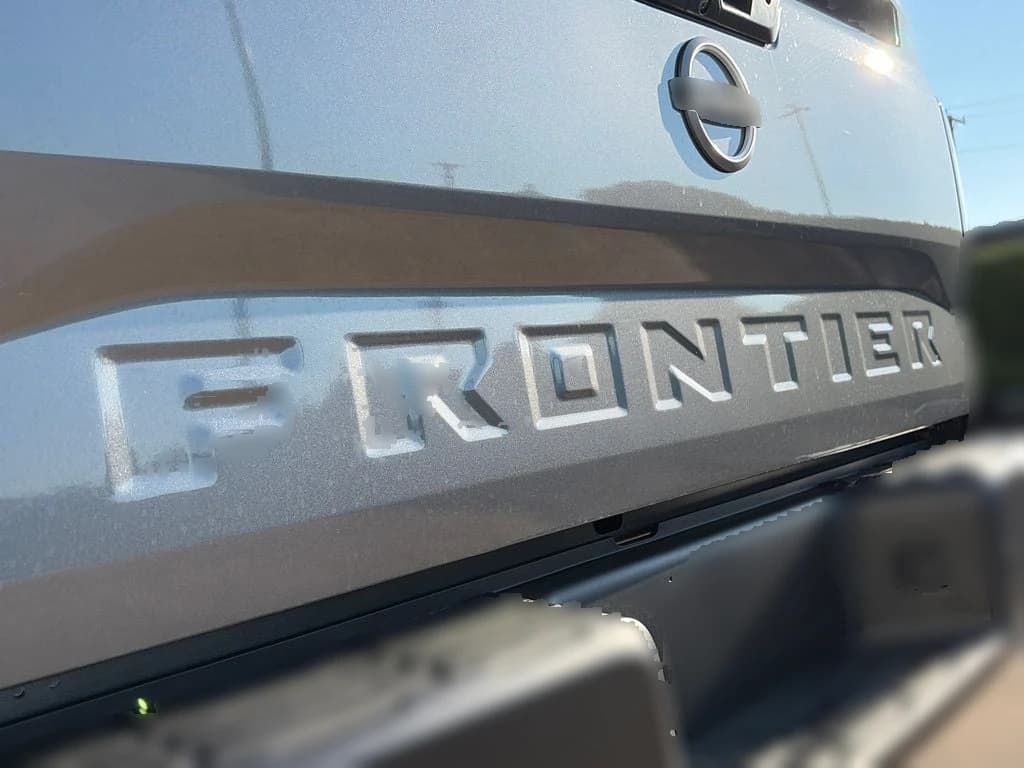 Nissan Frontier SV Crew Cab 4x2 2027 — side view