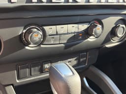 Nissan Frontier SV Crew Cab 4x2 2027 — side view