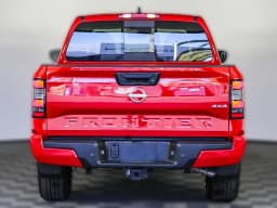 Nissan Frontier SV Crew Cab 4x4 2025 — side view