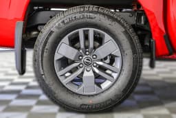 Nissan Frontier SV Crew Cab 4x4 2025 — side view