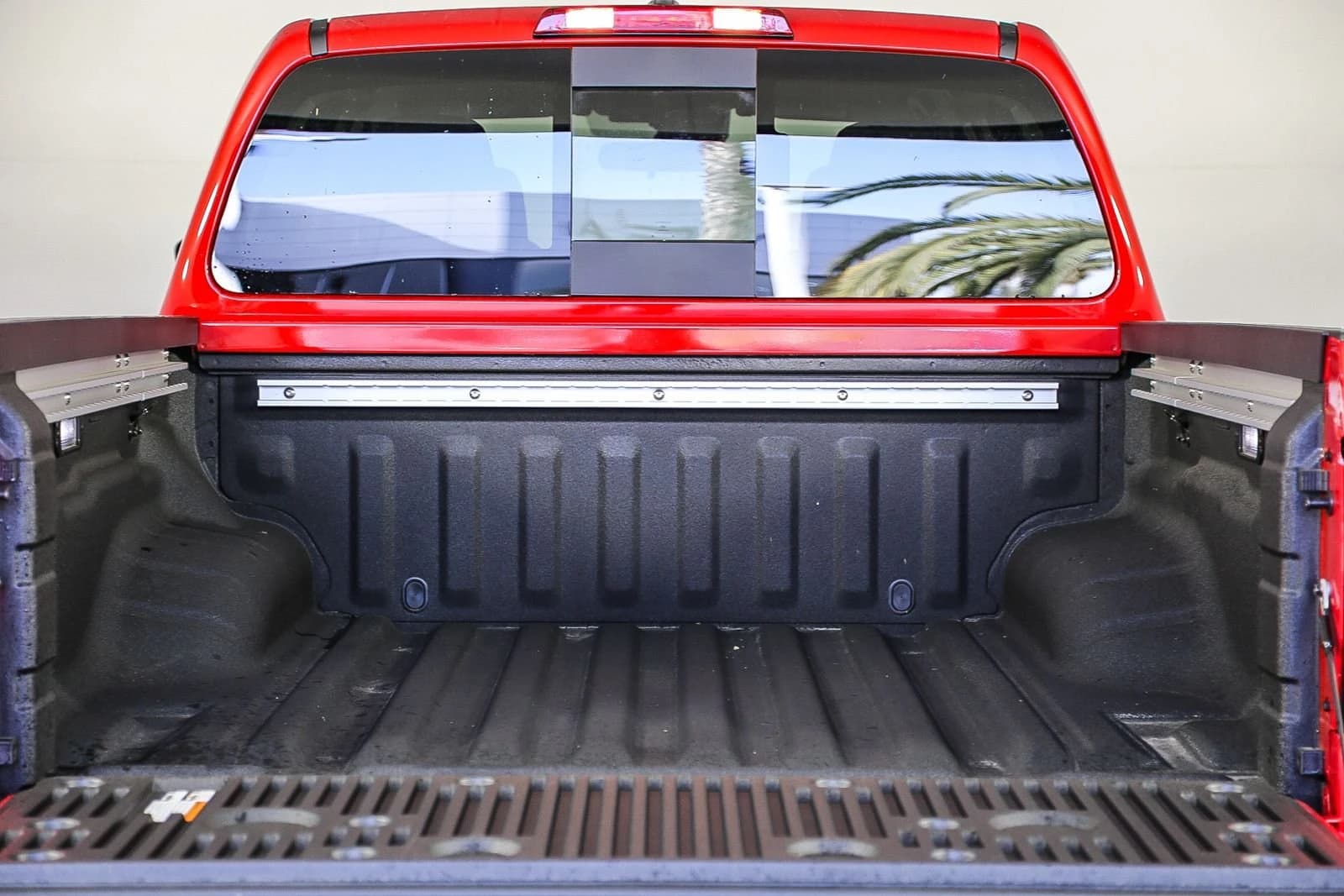 Nissan Frontier SV Crew Cab 4x4 2025 — side view