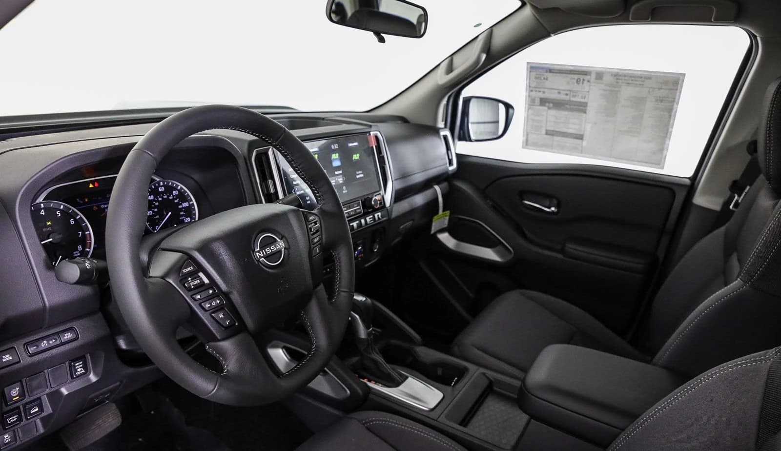Nissan Frontier SV Crew Cab 4x4 2025 — side view