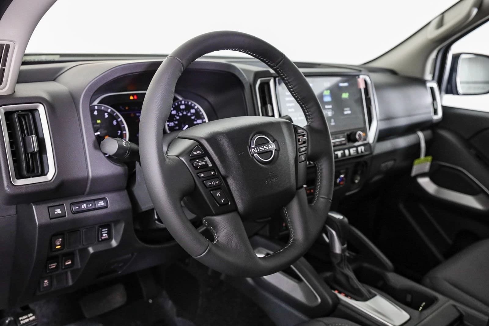 Nissan Frontier SV Crew Cab 4x4 2025 — side view