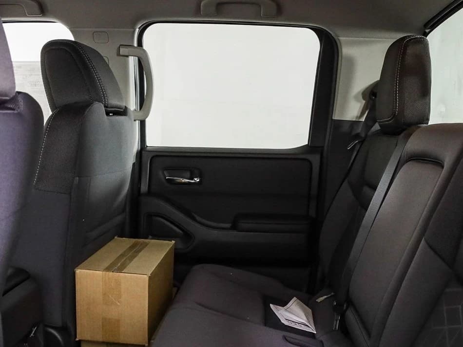 Nissan Frontier SV Crew Cab 4x4 2025 — side view