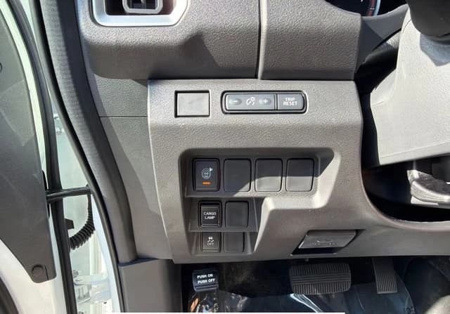 Nissan Frontier SV Crew Cab 4x4 2026 — side view